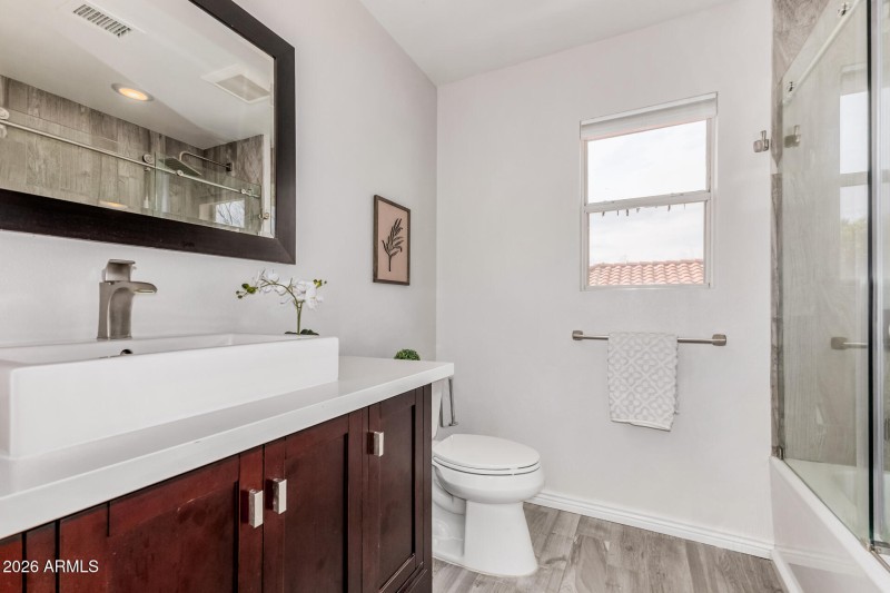 2nd Bath w/Tiled Shower Surround