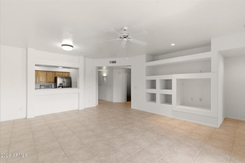 LR looking to kitchen