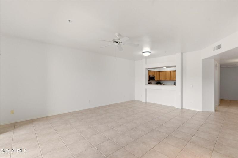 LR looking to kitchen