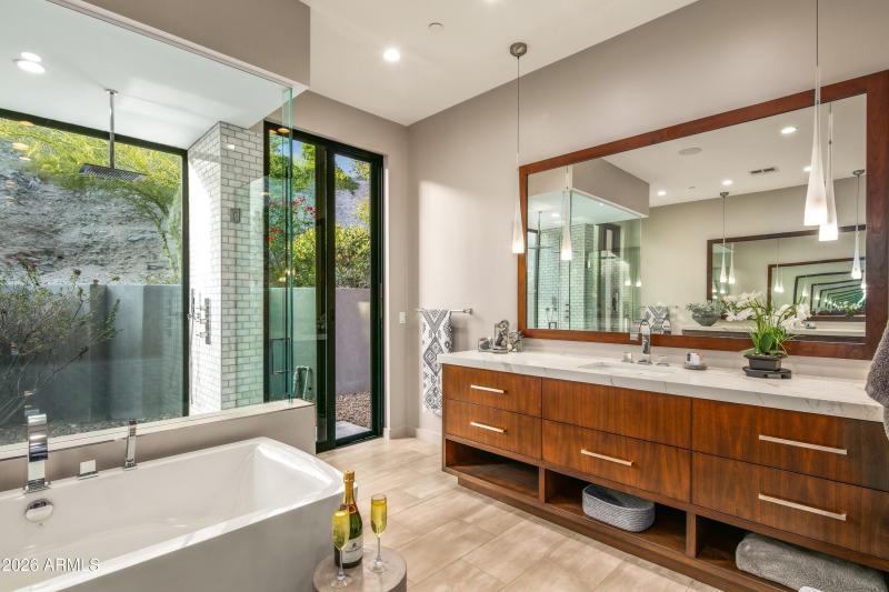 036_PRIMARY BATH LOUNGE TUB