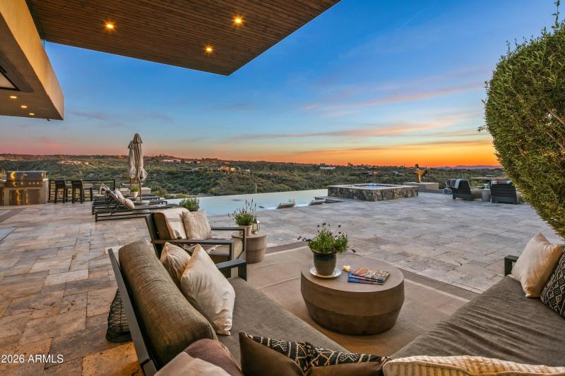 057_SPRAWLING GRAND PATIO