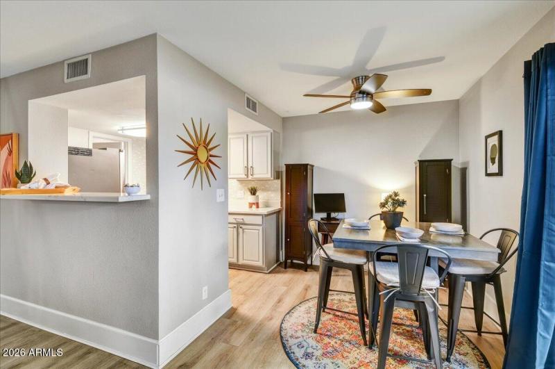 06-Dining to Kitchen