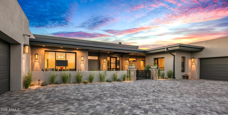 004_Spacious Motor Court