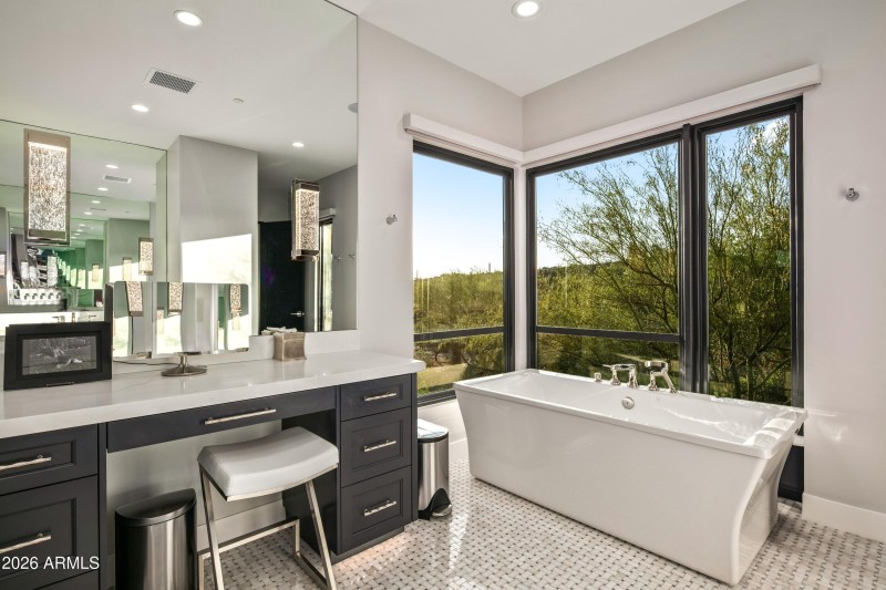 033_Soothing Soaking with Vistas