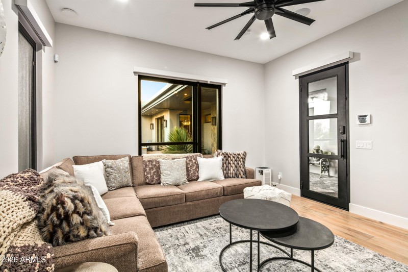 048_Guest House Living