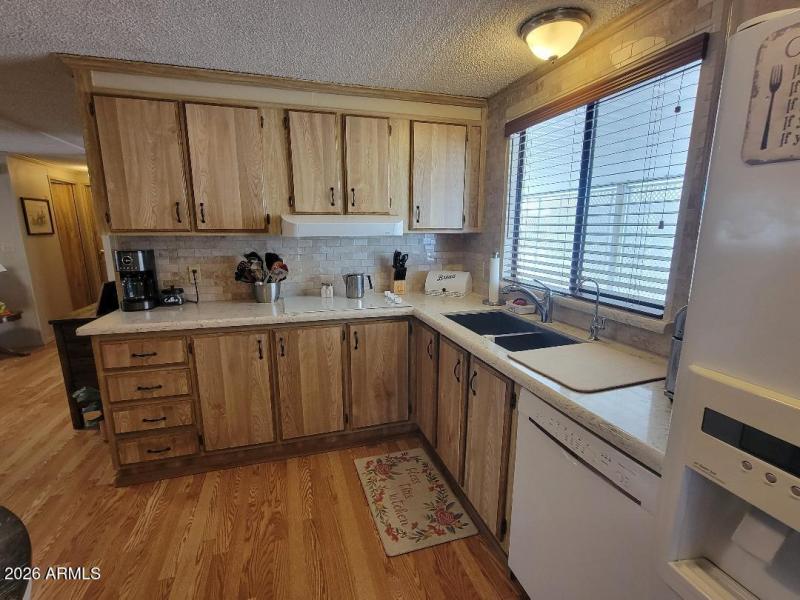 3809 kitchen with beautiful back splash