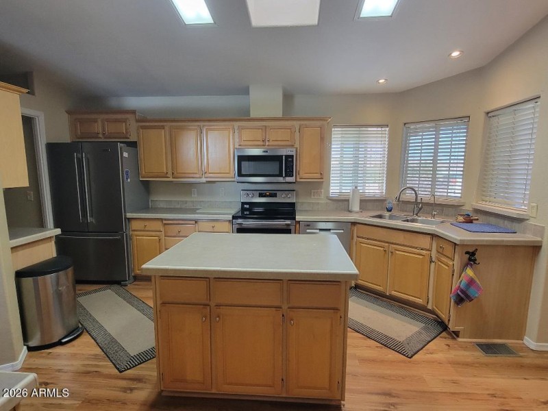 3930 large kitchen with stainless applia