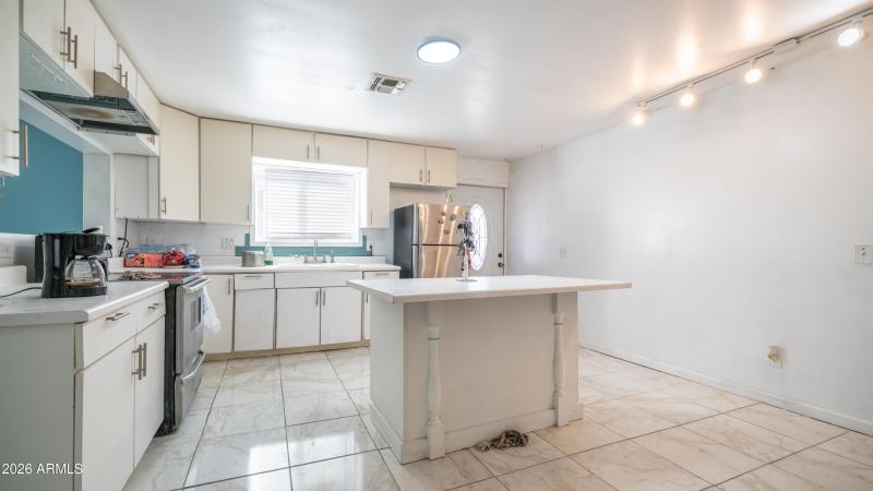 2201 W Adams St Exterior Photos-14