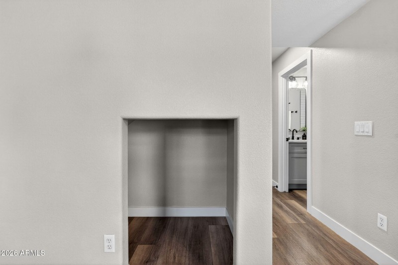 12-web-or-mls-39Davis Way