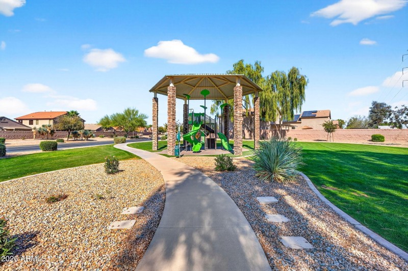 67-web-or-mls-21Davis Way