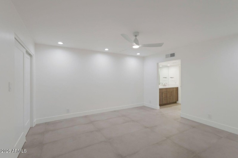 Private spa bath & walk-in closet.