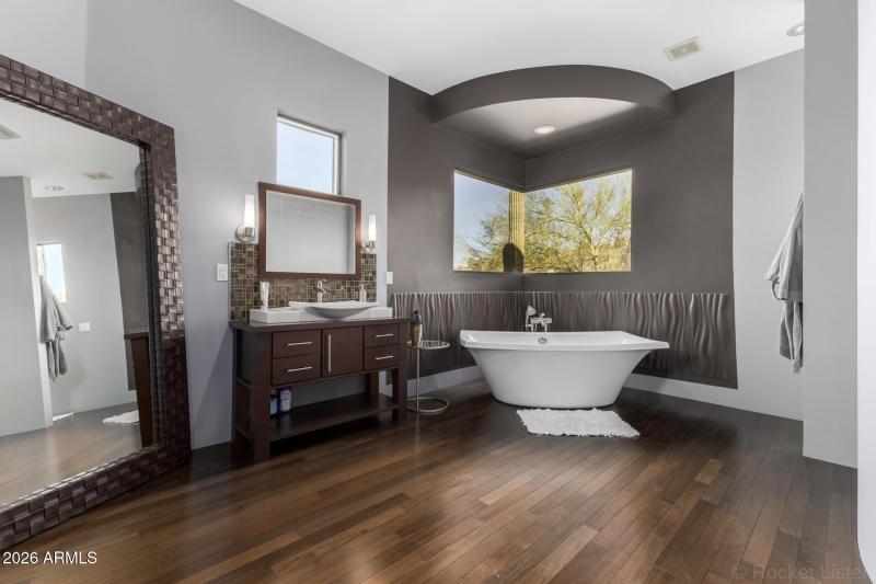 SPACIOUS MASTER BATH