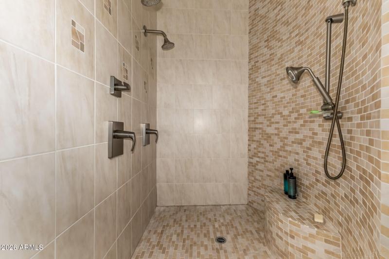 SITTING BENCH & 3 SHOWER HEADS