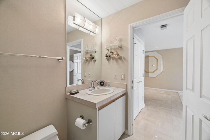 8-web-or-mls-1040-e-osborn-rd-803