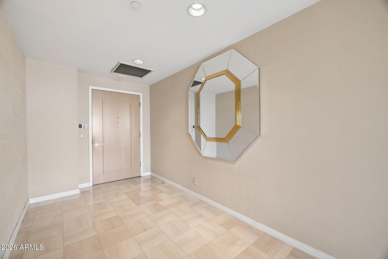 12-web-or-mls-1040-e-osborn-rd-803