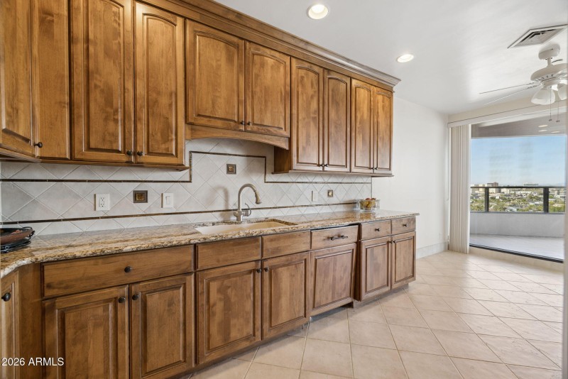 27-web-or-mls-1040-e-osborn-rd-803