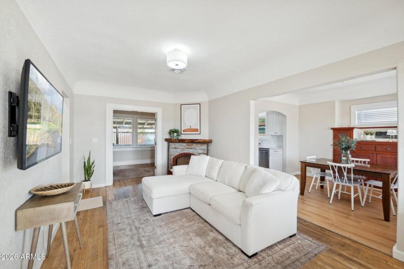 5-web-or-mls-2218-n-21st-pl