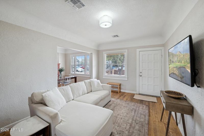 7-web-or-mls-2218-n-21st-pl