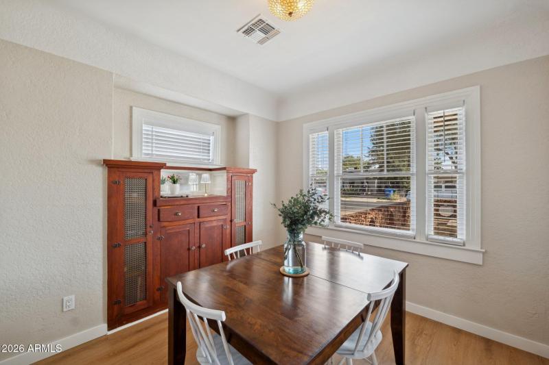 8-web-or-mls-2218-n-21st-pl