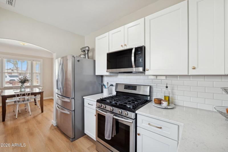 13-web-or-mls-2218-n-21st-pl