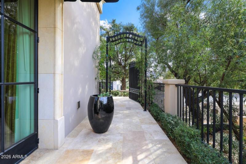 #75 courtyard facing front