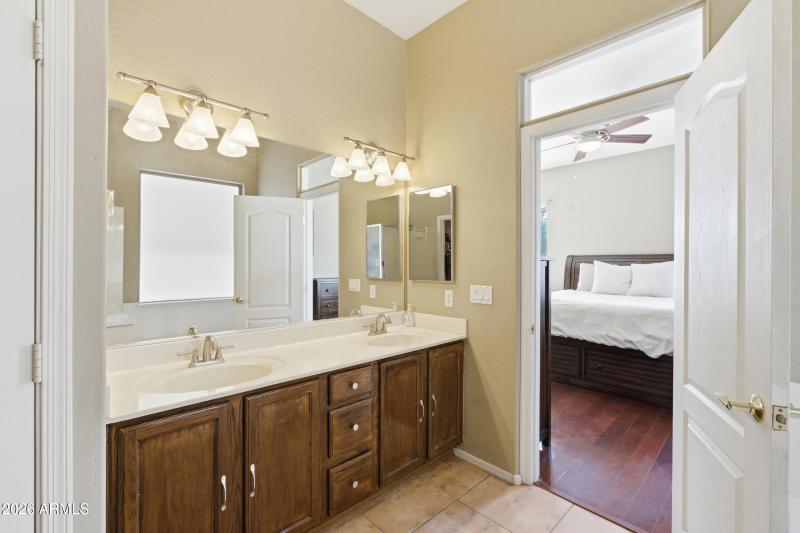 18_1645 e orangewood st-18