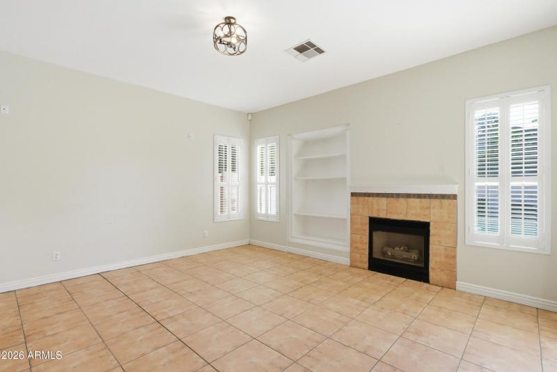 31_1645 e orangewood st-31