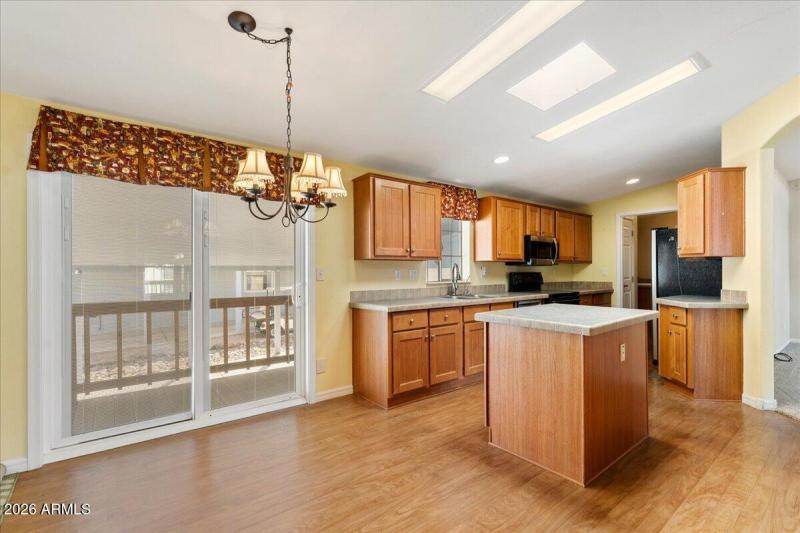 13-Breakfast Nook & Ktichen