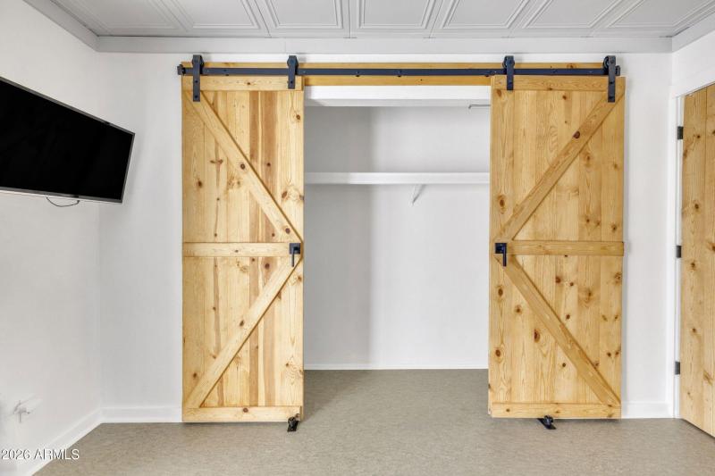 21_bedroom 02 closet