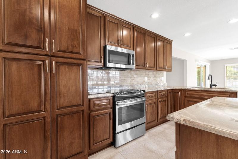 12-web-or-mls-19041-n-lakeforest-dr