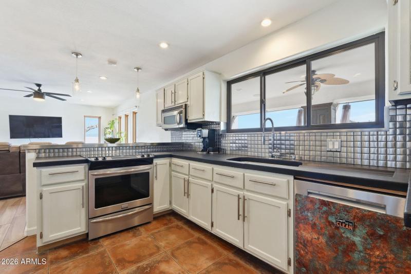 Gorgeous Kitchen/Backyard Views