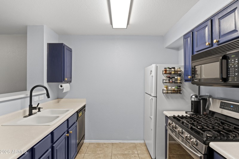 Kitchen with Gas Stove!