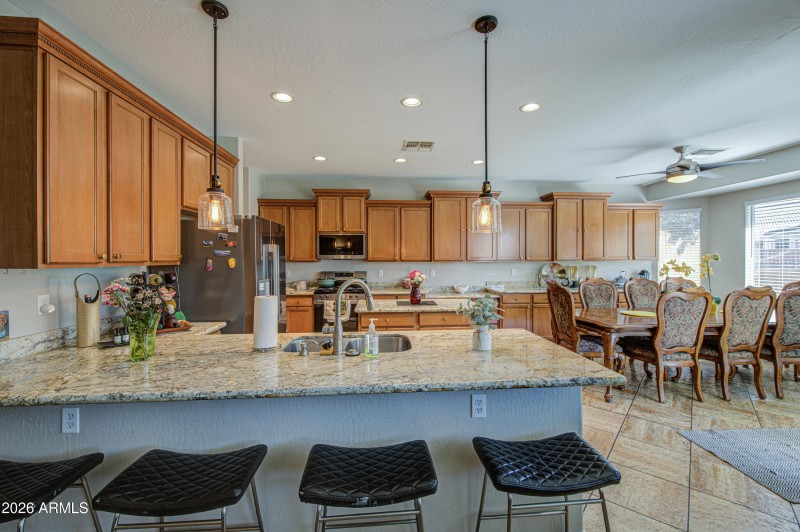 Kitchen w/ Breakfast Bar