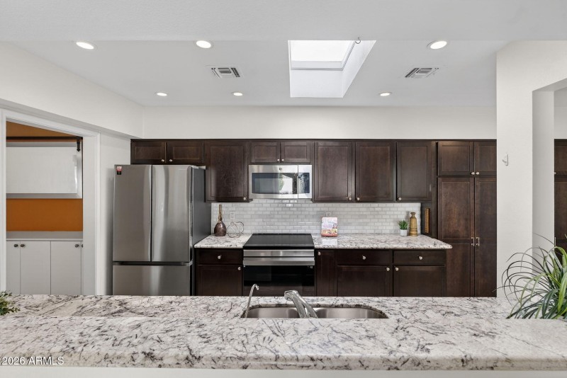 16-web-or-mls-34E Earll Dr