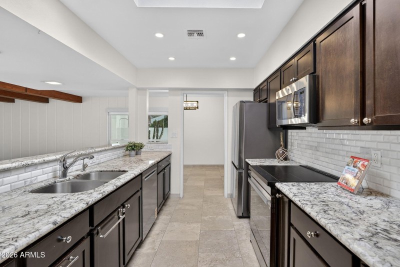 19-web-or-mls-31E Earll Dr