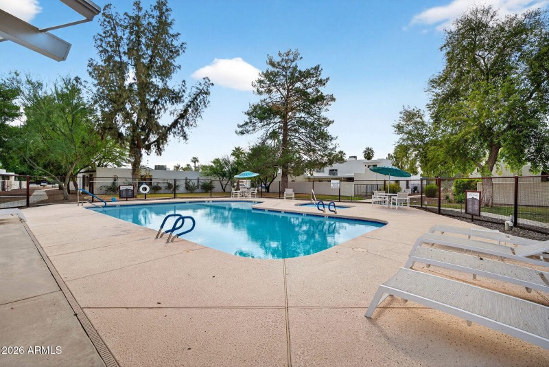 47-web-or-mls-13E Earll Dr