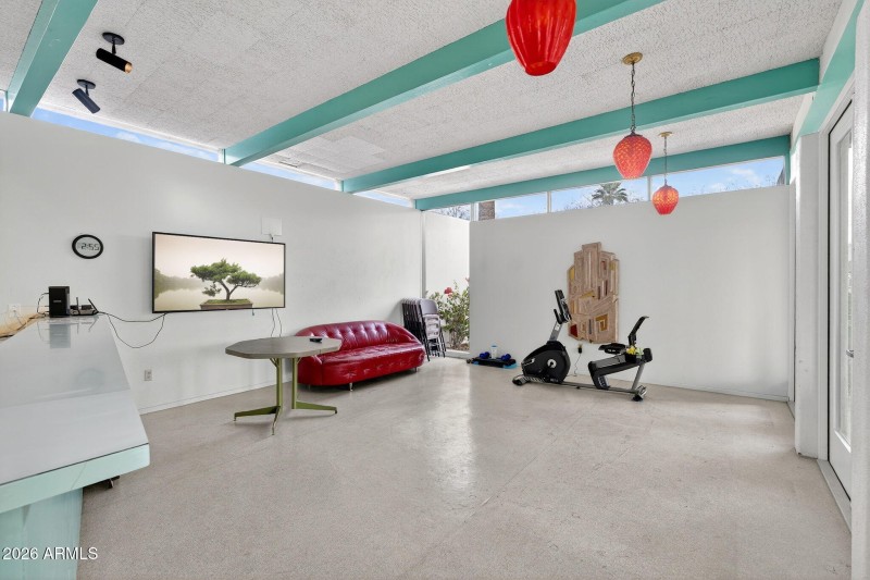 52-web-or-mls-10E Earll Dr