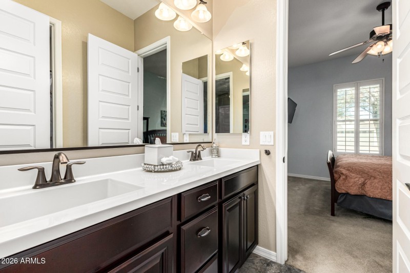 Jack ‘n Jill Bathroom (Bedroom 2 & 3)