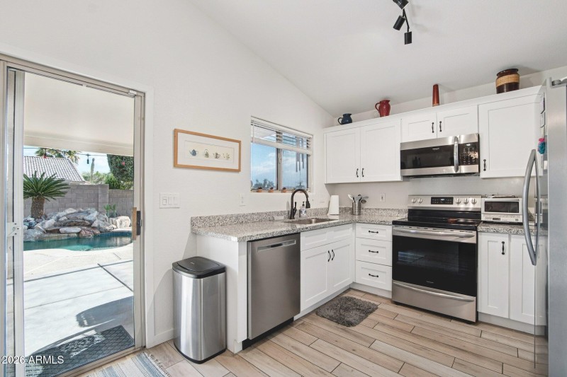 9-web-or-mls-W Kings Dr-S1003-009