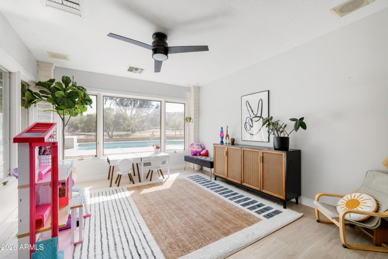 Den/Playroom_Photo_1