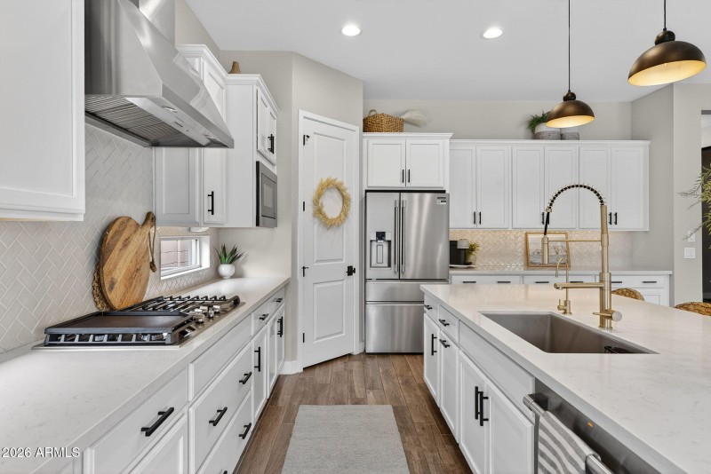 16-web-or-mls-46E Austin Dr