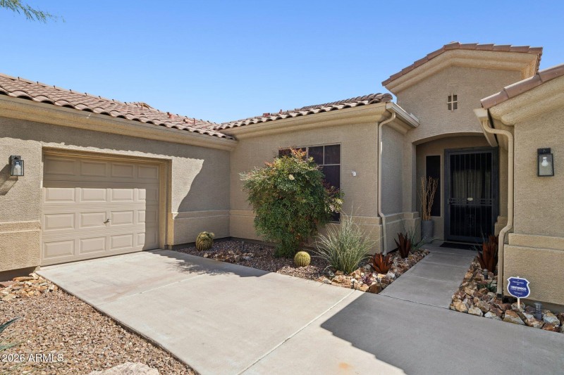 FRONT HOUSE ENTRYWAY