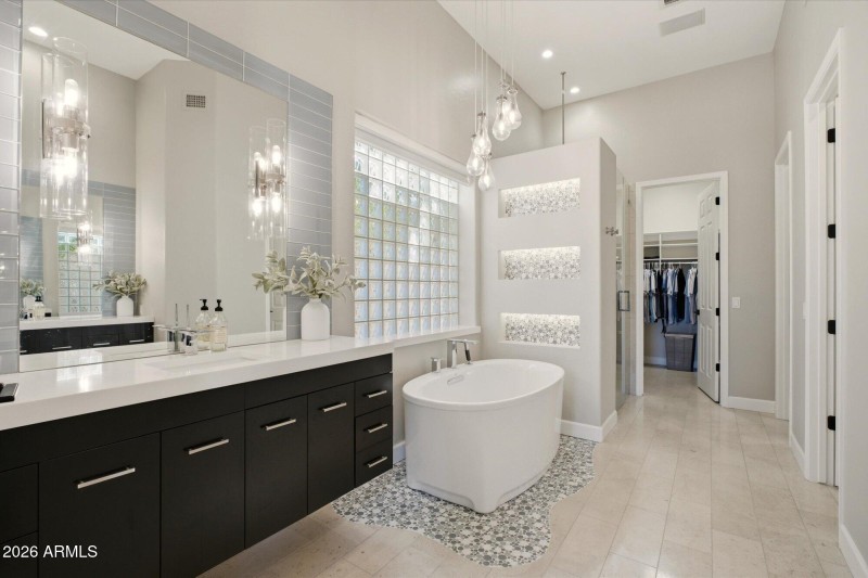 Freestanding soaking tub