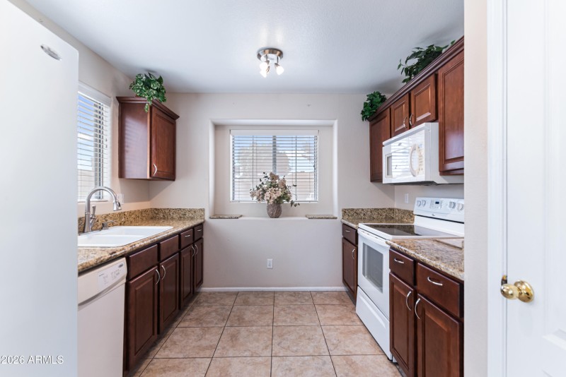 12_4104 w fallen leaf ln-12