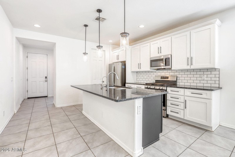 17953 W Golden Ln - Web Quality - 009 -