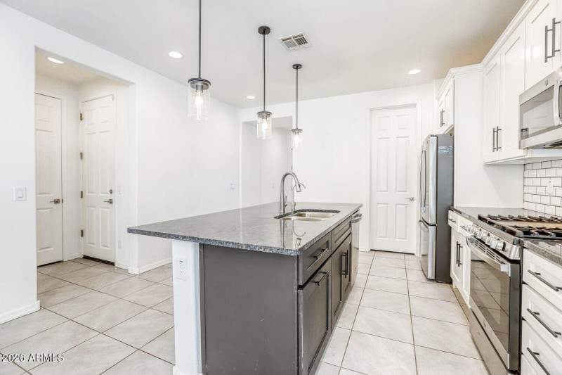 17953 W Golden Ln - Web Quality - 010 -