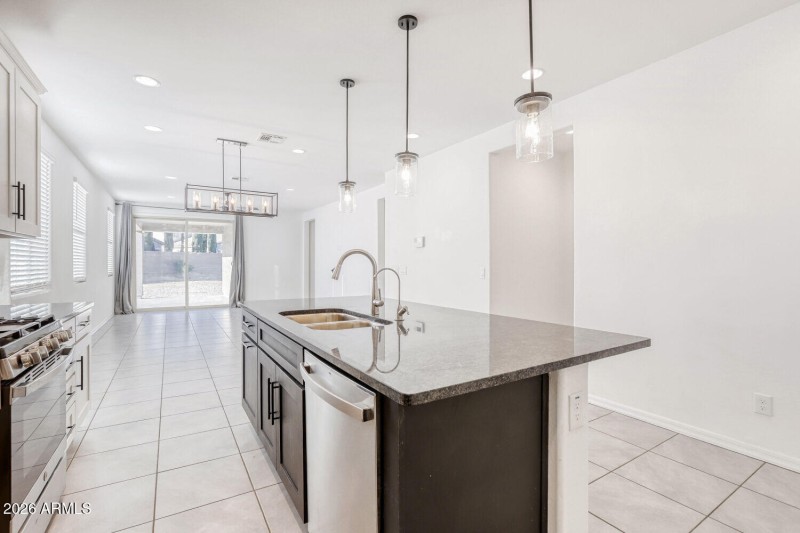 17953 W Golden Ln - Web Quality - 011 -