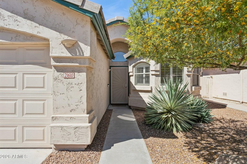 4-web-or-mls-21610-n-44th-pl