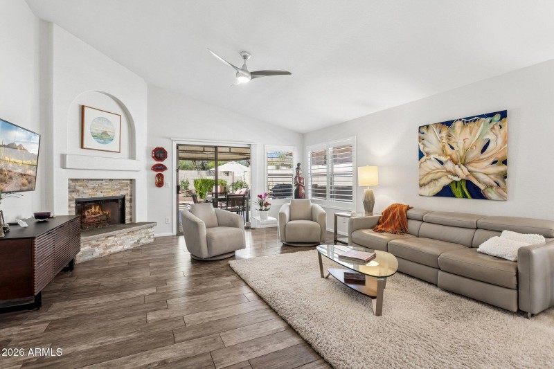 5-web-or-mls-21610-n-44th-pl