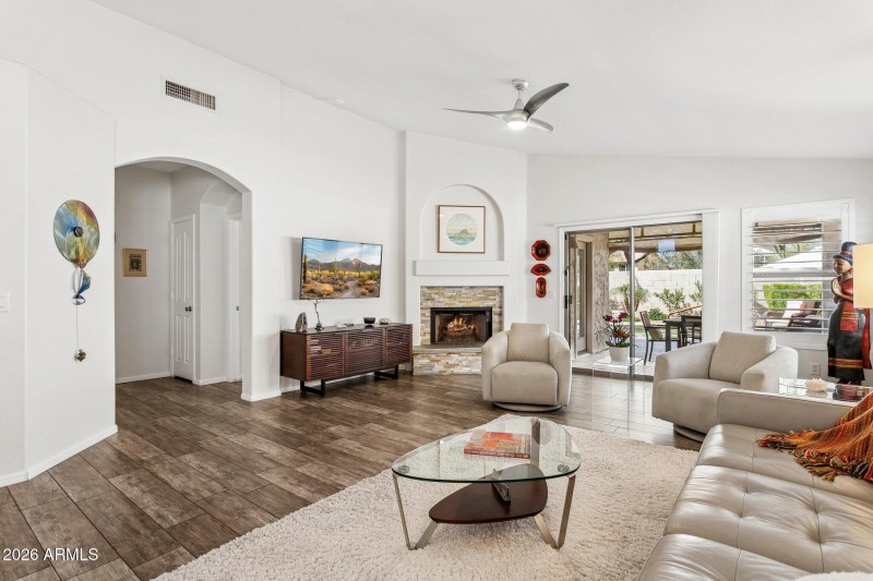 6-web-or-mls-21610-n-44th-pl